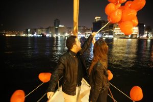 Evlilik Teklifi Organizasyonu Uçan Balonların Gökyüzüne Bırakıldığı An