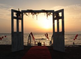 Seferihisar Kumsalda Evlenme Teklifi Organizasyonu Kapı Dekoru Süsleme İzmir Organizasyon