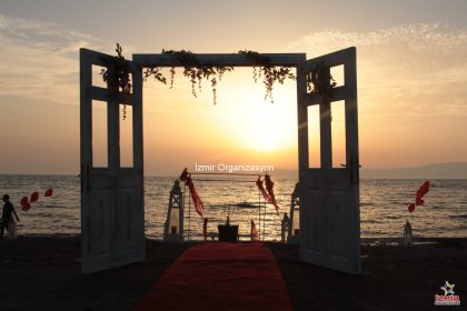 Seferihisar Kumsalda Evlenme Teklifi Organizasyonu Kapı Dekoru Süsleme İzmir Organizasyon